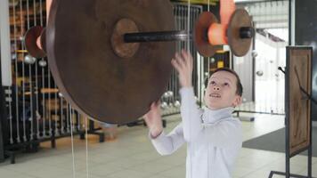 Mechanical conservation of energy. Maxwell's wheel. Boy conducts research experience. video