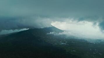 ativo vulcão Batur zangão Visão do a Vila video