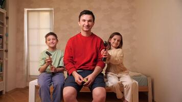 Porträt von ein jung Familie mit Konstruktion Werkzeug. Mannschaft von Vater und Kinder video
