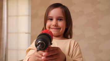 retrato do uma pequeno menina com uma Chave de fenda video