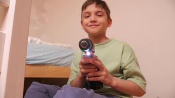 Porträt von ein Junge mit ein rot elektrisch Schraubendreher, Werkzeug video