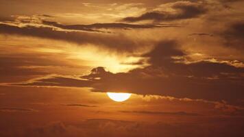 Soleil Aller vers le bas à le coucher du soleil épique le coucher du soleil à chaud été d'or heure soir video