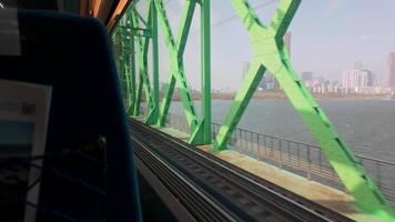 treno attraversamento il ponte al di sopra di il han fiume nel seoul, Sud Corea video