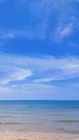 se av sandig strand, hav och himmel i sommar med hav vågor som förs in i de naturlig vit sandig strand. chao lao strand hav område Chanthaburi provins, thailand. 4k långsam rörelse antal fot video