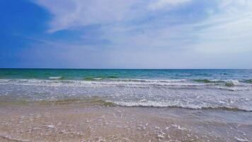 Aussicht von sandig Strand, Meer und Himmel im Sommer- mit Meer Wellen eintreten das natürlich Weiß sandig Strand. Chao lao Strand Meer Bereich Chanthaburi Provinz, Thailand. 4k schleppend Bewegung Aufnahmen video