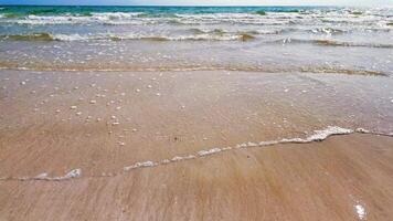 vue de sablonneux plage, mer et ciel dans été avec mer vagues entrer le Naturel blanc sablonneux plage. chao lao plage mer zone chanthaburi province, Thaïlande. 4k lent mouvement métrage video