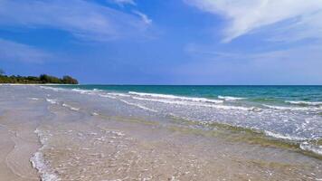 Visualizza di sabbioso spiaggia, mare e cielo nel estate con mare onde entrata il naturale bianca sabbioso spiaggia. chao lao spiaggia mare la zona Chanthaburi Provincia, Tailandia. 4k lento movimento metraggio video