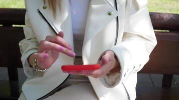 femme mains en utilisant téléphone intelligent à l'extérieur 4k lent mouvement video