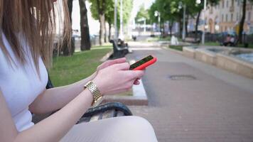femme mains l'écriture message par téléphone en plein air 4k video