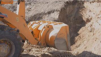 en traktor gräver en hål på en konstruktion webbplats 4k video