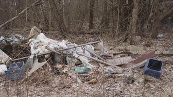 un pila de basura en el bosque 4k video