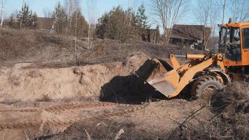 Traktor Arbeiten im ein Sand Steinbruch 4k video