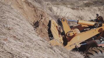 Traktor Arbeiten im ein Sand Steinbruch 4k video