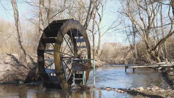 vieux rivière Puissance Générateur sur une forêt rivière video