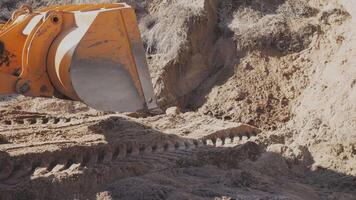 trekker werken in een zand steengroeve 4k video