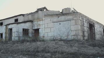 completamente destruido interior de un antiguo agrícola casa de Campo 4k video