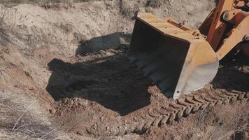 en traktor gräver en hål på en konstruktion webbplats 4k video