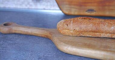 baguette van donker boekweit brood Aan een houten kers bord video