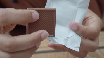 rimozione pacchetto a partire dal un' cioccolato video