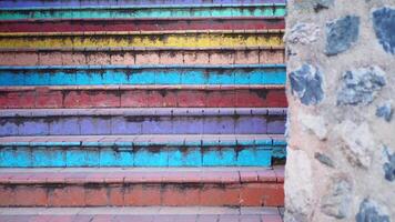 velho colorida escada conduzindo acima dentro Istambul , video
