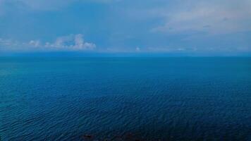 Antenne Aussicht von das Hintergrund von das Blau Ozean Wasser. video