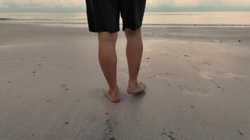 4k filmmateriaal, voeten van Mens in beweging langzaam wandelen blootsvoets Aan de strand in ochtend. mannetje toerist gedurende zomer vakantie in chao lao strand, chantaburi, Thailand video