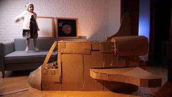 The girl built a spaceship out of cardboard. A girl dreams of flying into space video