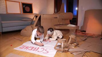 kinderen zijn planning naar bouwen een ruimteschip uit van karton. spel van astronauten video