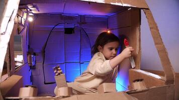 fille construit une vaisseau spatial en dehors de papier carton video