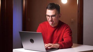 programador persona de libre dedicación hombre con lentes palos lengua afuera, hace gracioso caras video