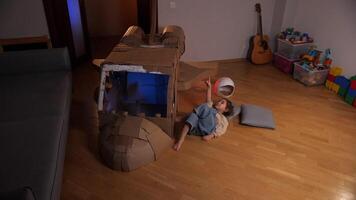 linda pequeño niño niña jugando con juguete lanzadera espacio Embarcacion cohete a hogar video