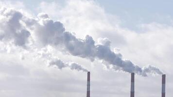 timelapse rook van een schoorsteen van een thermisch macht fabriek. lucht verontreiniging in lucht video