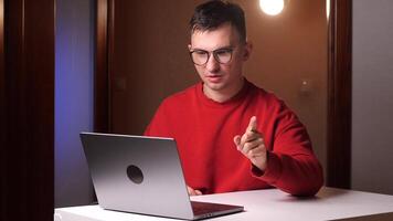 negando programador trabalhador autonomo homem com óculos computador portátil dizendo não com dedo placa video