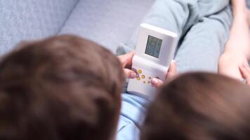 Haut vue de les enfants garçon fille en jouant vieux ancien ordinateur de poche console Jeu video