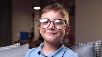 avvicinamento, ritratto di un' caucasico intelligente inteligente ragazzo indossare bicchieri video