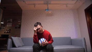 Fußball Ventilator im rot Kleider beim Zuhause Erfahrungen das Verlust von seine Mannschaft video