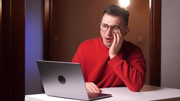 une homme dans des lunettes est fatigué à travail et chutes endormi. surmenage concept video