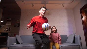 papá y hija acecho un fútbol americano partido a hogar, alegría a un objetivo anotado video