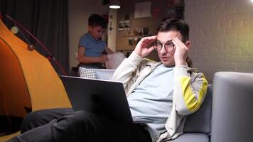 Mens proberen naar concentreren Bij huis Aan zijn computer. Mens Aan moederschap vertrekken video