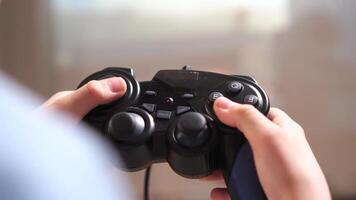 dichtbij omhoog van handen en gamepad - gebruik makend van controleur spelen spellen video