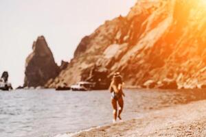 mujer viaje verano mar. un contento turista en un azul bikini disfrutando el escénico ver de el mar y volcánico montañas mientras tomando imágenes a capturar el recuerdos de su viaje aventura. foto