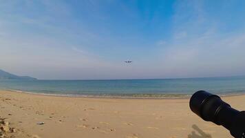 Flugzeug Landung Über Mai khao Strand, Phuket Insel, Thailand. Flugzeug Spotten. lange sandig Strand mit glücklich Touristen video