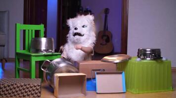 une enfant dans une Loup masque pour Halloween pièces sur une tambour ensemble, Roche bande à Accueil video