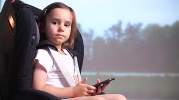 portret van een weinig meisje op reis in een veilig kind auto stoel video