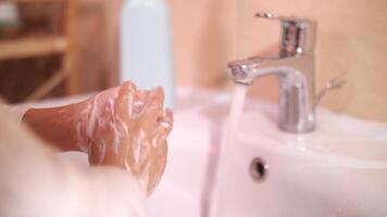 jongen zepen zijn handen met vloeistof zeep van een verdeler, kinderen hygiëne video