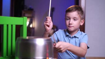 pojke spelar på hans Hem trumma utrustning, pojke träffar kastruller och lådor med trummor video
