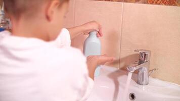 Junge Seifen seine Hände mit Flüssigkeit Seife von ein Spender, Kinder- Hygiene video