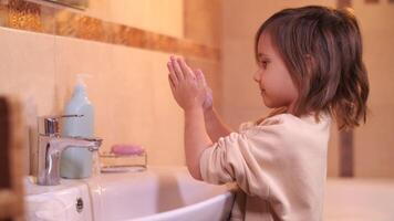 ragazza lavaggi sua mani con piacere, figli di igiene, pulito mani video