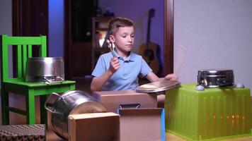 ragazzo vuole per diventare un' roccia stella musicista, ragazzo giochi tamburo kit a casa video