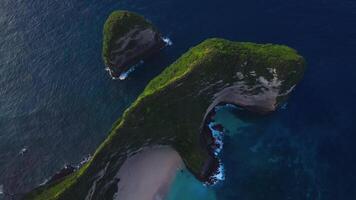 nusa penida isla zumbido vuelo, rocas y Oceano video